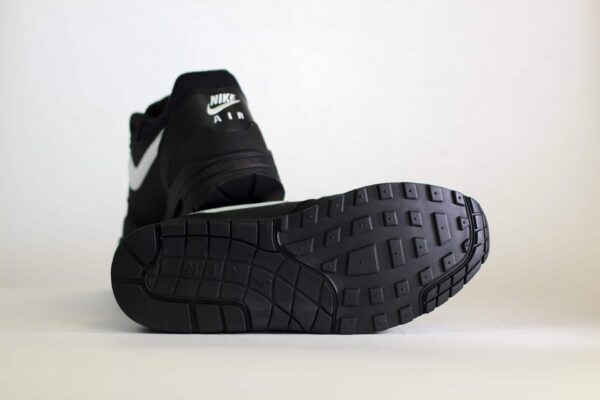 Nike Air Max 1 Black White Swoosh – Zwart/Wit Heren/Dames/Uniseks Sneakers – Suède/Mesh - FZ0628-010 – Onderkant