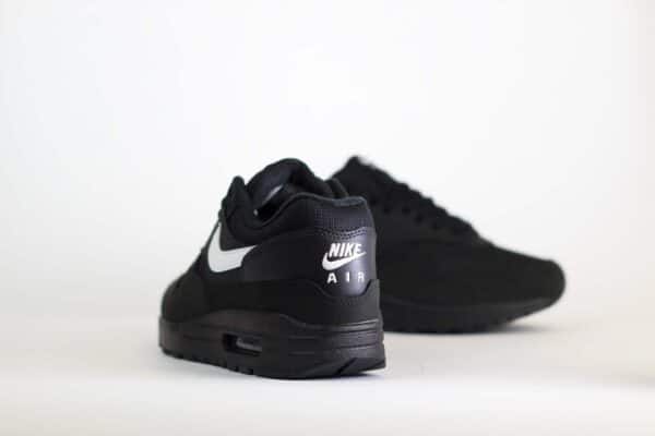 Nike Air Max 1 Black White Swoosh – Zwart/Wit Heren/Dames/Uniseks Sneakers – Suède/Mesh - FZ0628-010 – Achterkant