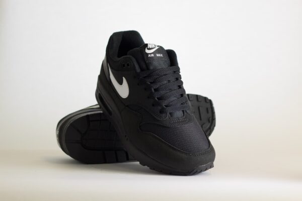 Nike Air Max 1 Black White Swoosh – Zwart/Wit Heren/Dames/Uniseks Sneakers – Suède/Mesh - FZ0628-010 – Voorkant