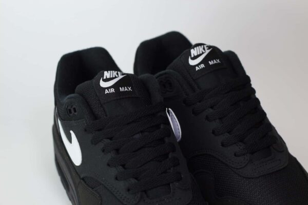 Nike Air Max 1 Black White Swoosh – Zwart/Wit Heren/Dames/Uniseks Sneakers – Suède/Mesh - FZ0628-010 – Tong
