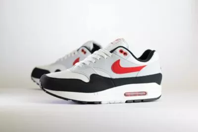Nike Air Max 1 Chili 2.0 – Rood/Zwart/Wit Heren/Dames/Uniseks Sneakers – Vilt/Mesh - FD9082-101 – Zijkant