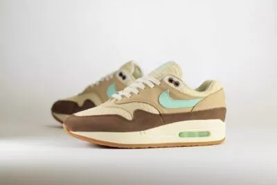 Nike Air Max 1 Crepe Hemp (2022) – Bruin/Wit Heren/Dames/Uniseks Sneakers – Leer/Suède/Hemp - FD5088-200 – Zijkant