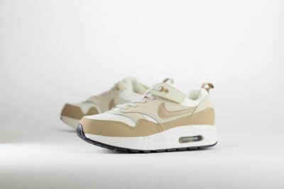 Nike Air Max 1 EasyOn Phantom Light Orewood Brown (PS) - Beige/Bruin/Wit Jongens/Meisjes/Kinder Sneakers - Mesh/Leer - DZ3308-006 - Zijkant
