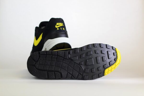 Nike Air Max 1 Essential Batman – Zwart/Geel Heren/Dames/Unisex Sneakers – Suède/Mesh/Leer - FZ5808-005 – Onderkant