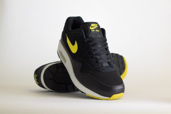Nike Air Max 1 Essential Batman – Zwart/Geel Heren/Dames/Unisex Sneakers – Suède/Mesh/Leer - FZ5808-005 – Voorkant