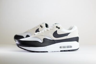 Nike Air Max 1 Essential Summit White Black – Zwart/Wit Heren/Dames/Unisex Sneakers – Leer/Mesh - FZ5808-101 – Zijkant