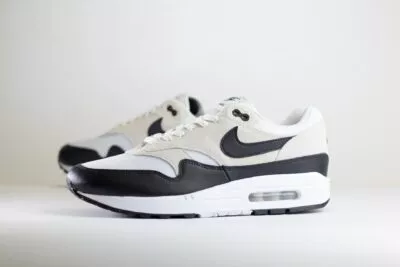 Nike Air Max 1 Essential Summit White Black – Zwart/Wit Heren/Dames/Unisex Sneakers – Leer/Mesh - FZ5808-101 – Zijkant