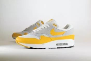 Nike Air Max 1 Essential University Gold – Geel/Grijs/Wit Heren/Dames/Unisex Sneakers – Leer/Mesh - FZ5808-100 – Zijkant