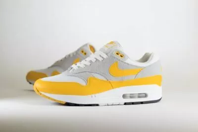Nike Air Max 1 Essential University Gold – Geel/Grijs/Wit Heren/Dames/Unisex Sneakers – Leer/Mesh - FZ5808-100 – Zijkant