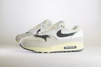 Nike Air Max 1 Grey Scale – Zwart/Wit/Grijs Heren/Dames/Unisex Sneakers – Leer/Suède - HJ3498-007 – Zijkant