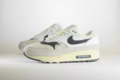 Nike Air Max 1 Grey Scale – Zwart/Wit/Grijs Heren/Dames/Unisex Sneakers – Leer/Suède - HJ3498-007 – Zijkant