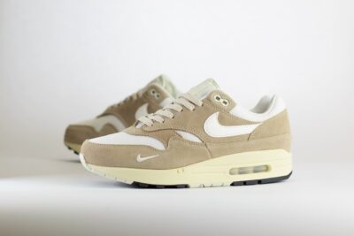 Nike Air Max 1 Hangul Day Khaki (W) – Wit/Khaki/Bruin Heren/Dames/Uniseks Sneakers – Leer - FQ8150-133 – Zijkant