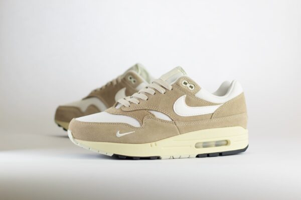 Nike Air Max 1 Hangul Day Khaki (W) – Wit/Khaki/Bruin Heren/Dames/Uniseks Sneakers – Leer - FQ8150-133 – Zijkant