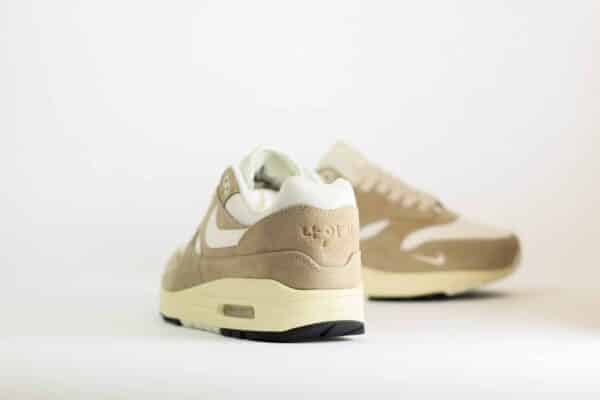 Nike Air Max 1 Hangul Day Khaki (W) – Wit/Khaki/Bruin Heren/Dames/Uniseks Sneakers – Leer - FQ8150-133 – Achterkant