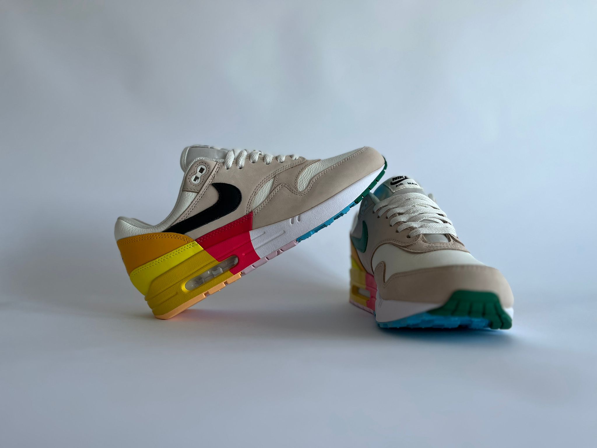 Nike Air Max 1 Khaki Multi-Color (W) schuin