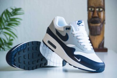 Nike Air Max 1 LV8 Obsidian zijkant onderkant
