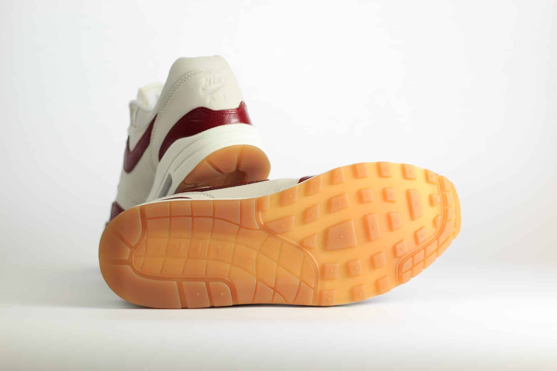 Nike Air Max 1 LX Team Red (W) – Rood/Wit Heren/Dames/Uniseks Sneakers – Leer - FJ3169-100 – Onderkant