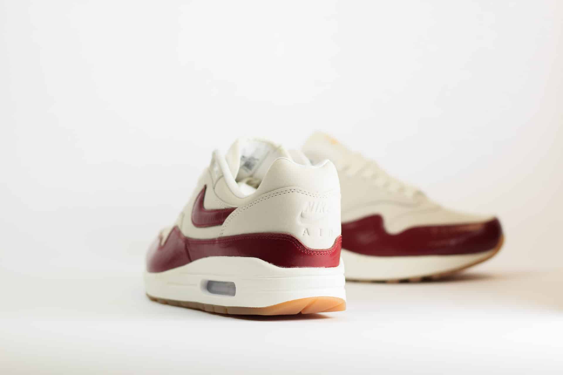 Nike Air Max 1 LX Team Red (W) – Rood/Wit Heren/Dames/Uniseks Sneakers – Leer - FJ3169-100 – Achterkant