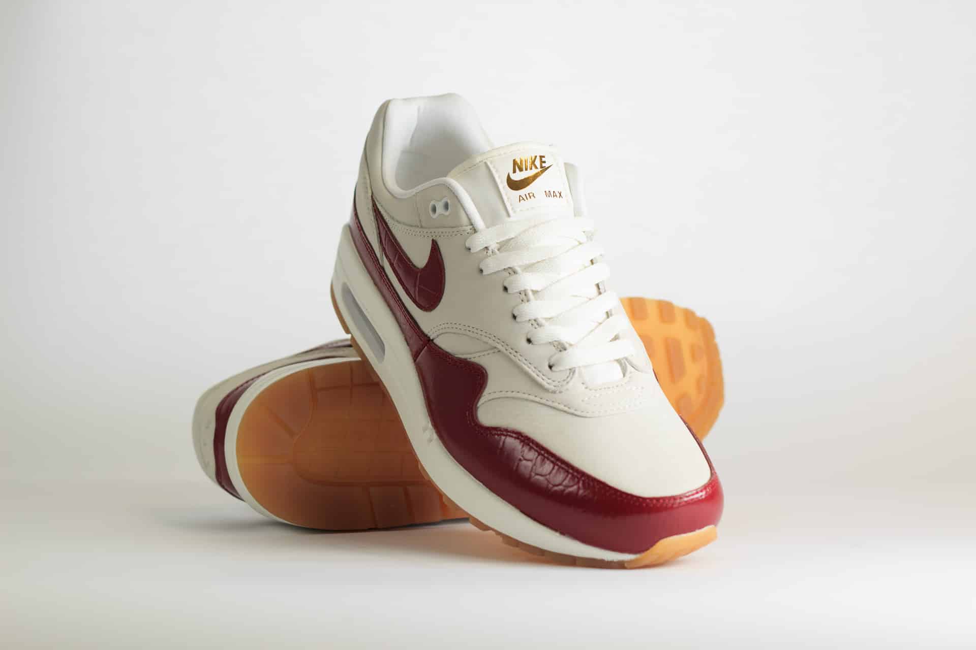 Nike Air Max 1 LX Team Red (W) – Rood/Wit Heren/Dames/Uniseks Sneakers – Leer - FJ3169-100 – Voorkant