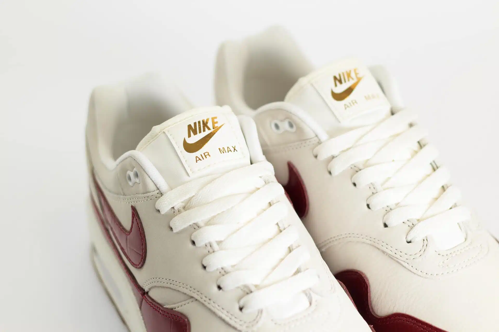 Nike Air Max 1 LX Team Red (W) – Rood/Wit Heren/Dames/Uniseks Sneakers – Leer - FJ3169-100 – Tong