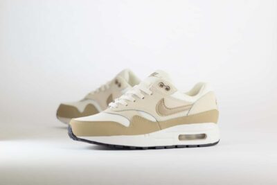 Nike Air Max 1 Light Orewood Brown Khaki (GS) - Beige/Bruin/Wit Jongens/Meisjes/Kinder Sneakers - Mesh/Leer - DZ3307-006 - Zijkant