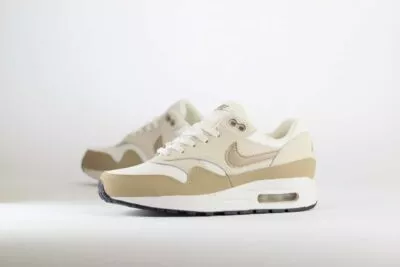 Nike Air Max 1 Light Orewood Brown Khaki (GS) - Beige/Bruin/Wit Jongens/Meisjes/Kinder Sneakers - Mesh/Leer - DZ3307-006 - Zijkant
