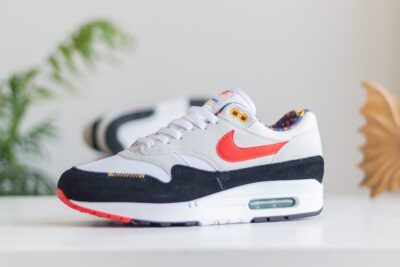 Nike Air Max 1 Live Together Play Together buitenkant zijkant