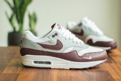Nike Air Max 1 Mystic Dates zijkant