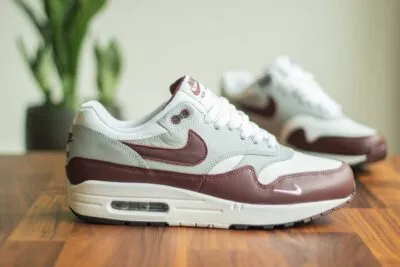 Nike Air Max 1 Mystic Dates zijkant