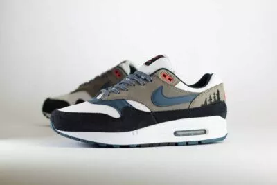 Nike Air Max 1 PRM Escape Treeline – Blauw/Zwart/Wit Heren/Dames/Uniseks Sneakers – Suède/Leer/Mesh - FJ0698-100 – Zijkant