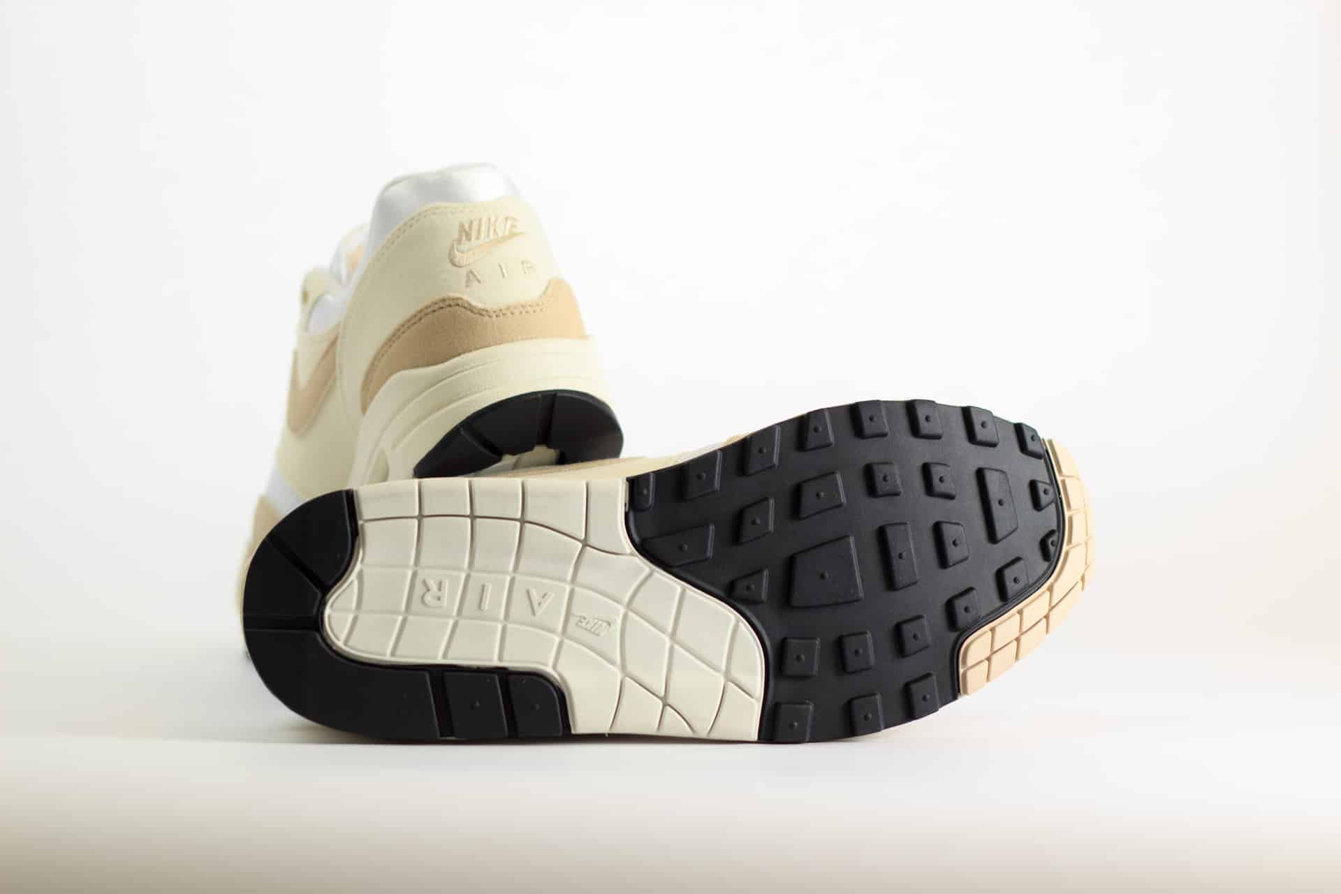 Nike Air Max 1 Pale Ivory (W) – Beige/Wit Heren/Dames/Uniseks Sneakers – Vilt/Mesh - DZ2628-101 – Onderkant