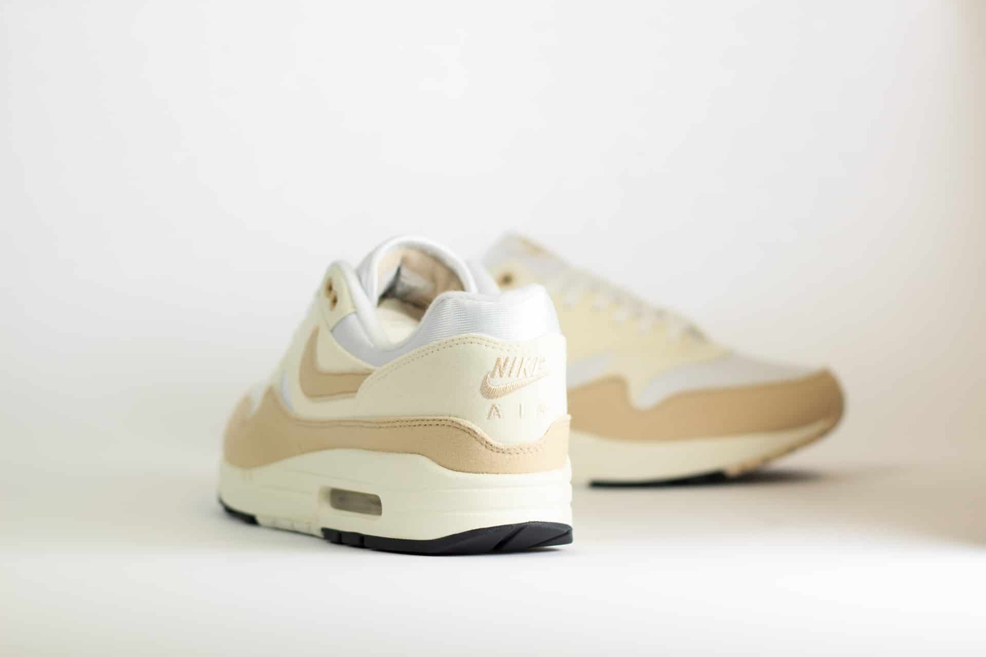 Nike Air Max 1 Pale Ivory (W) – Beige/Wit Heren/Dames/Uniseks Sneakers – Vilt/Mesh - DZ2628-101 – Achterkant