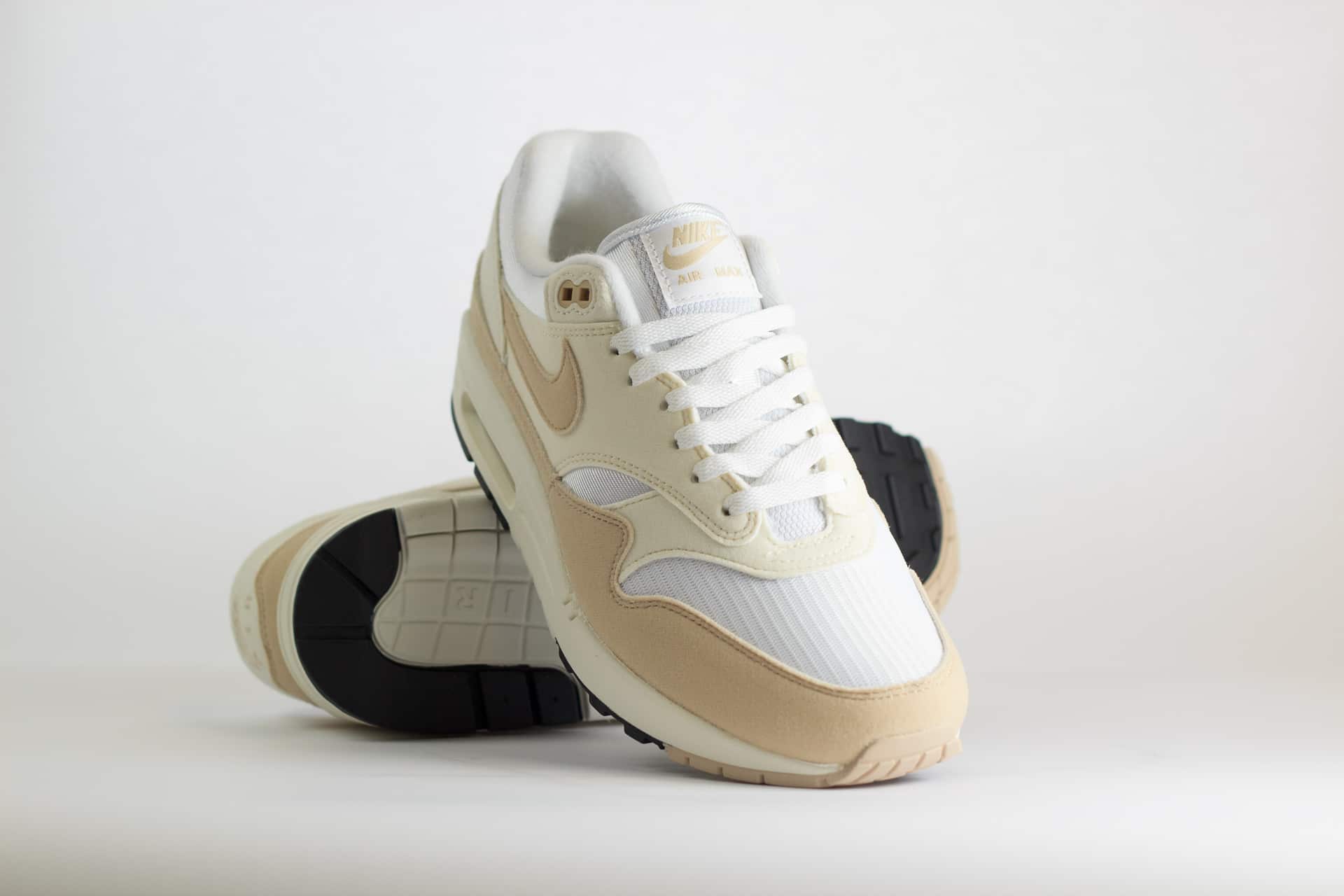 Nike Air Max 1 Pale Ivory (W) – Beige/Wit Heren/Dames/Uniseks Sneakers – Vilt/Mesh - DZ2628-101 – Voorkant
