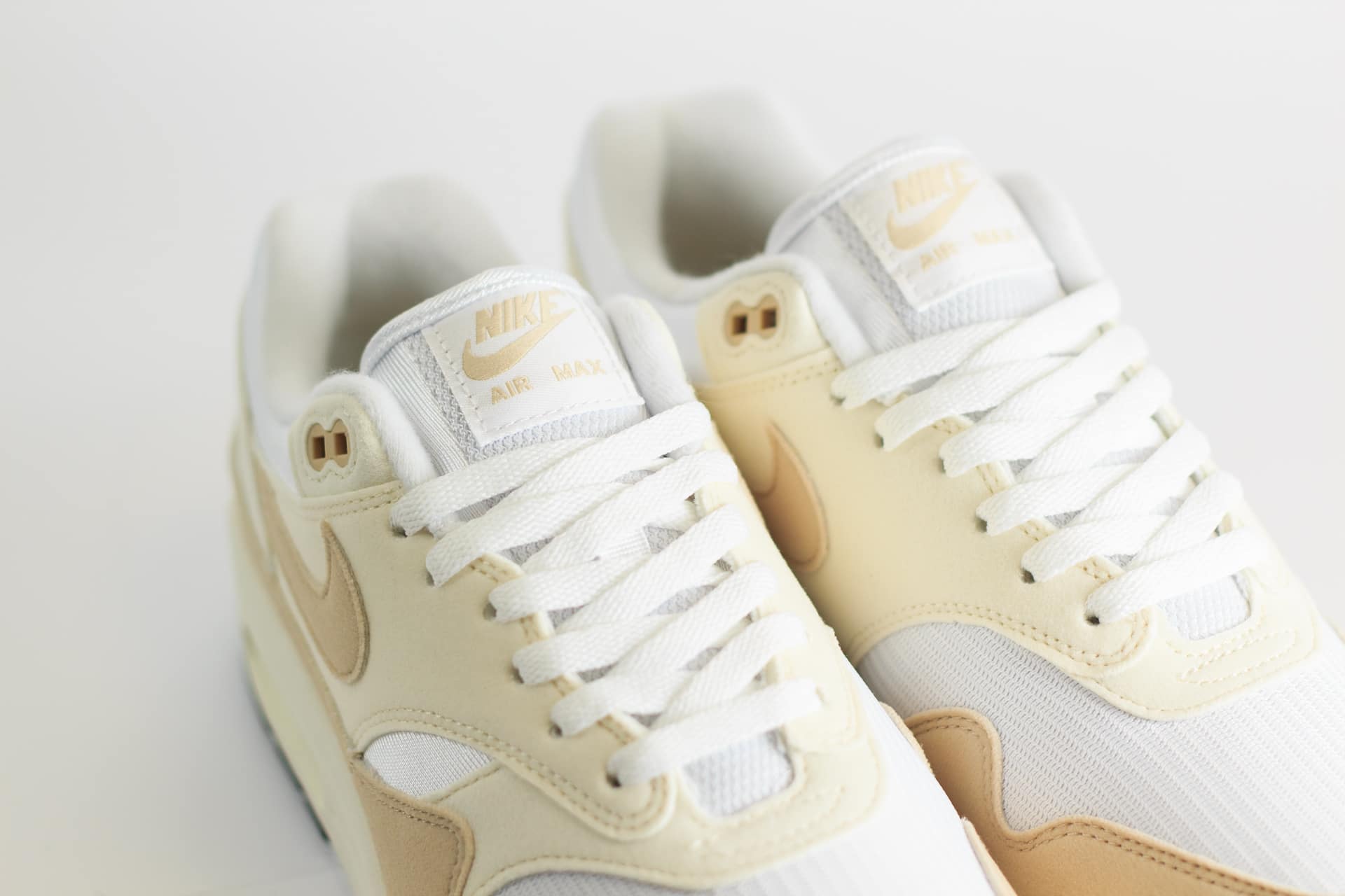 Nike Air Max 1 Pale Ivory (W) – Beige/Wit Heren/Dames/Uniseks Sneakers – Vilt/Mesh - DZ2628-101 – Tong