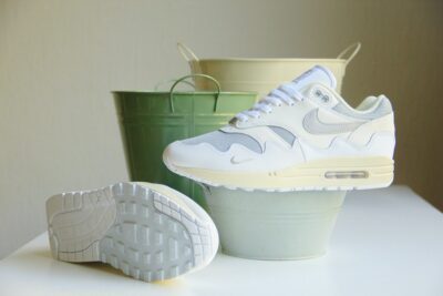 Nike Air Max 1 Patta Waves White zijkant en onderkant