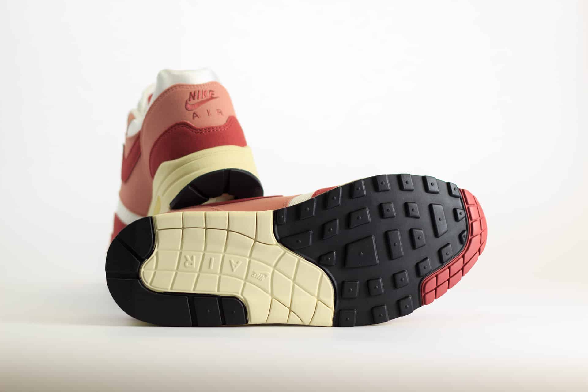 Nike Air Max 1 Red Stardust (W) – Rood/Wit/Roze Heren/Dames/Uniseks Sneakers – Vilt/Mesh - DZ2628-103 – Onderkant