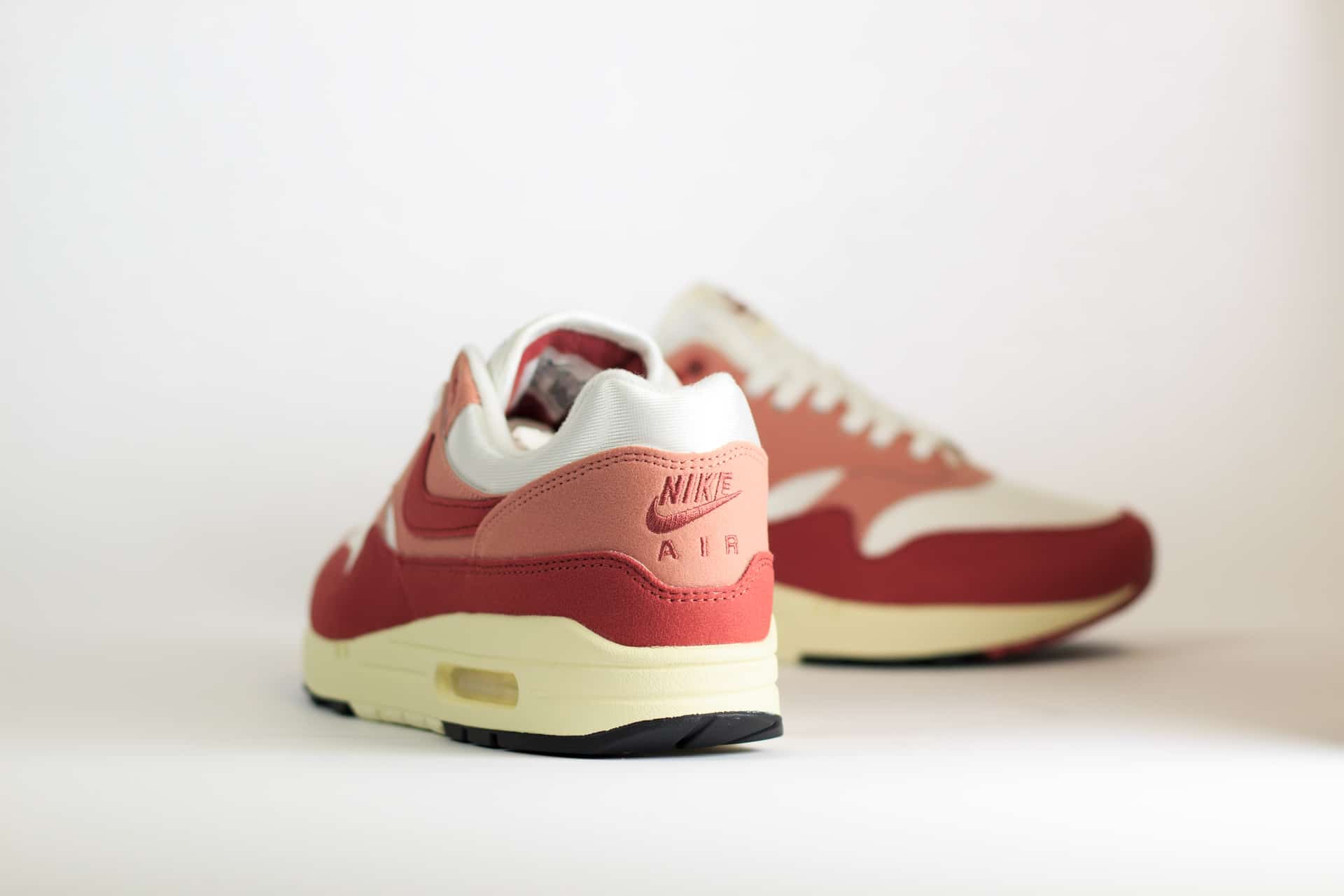 Nike Air Max 1 Red Stardust (W) – Rood/Wit/Roze Heren/Dames/Uniseks Sneakers – Vilt/Mesh - DZ2628-103 – Achterkant