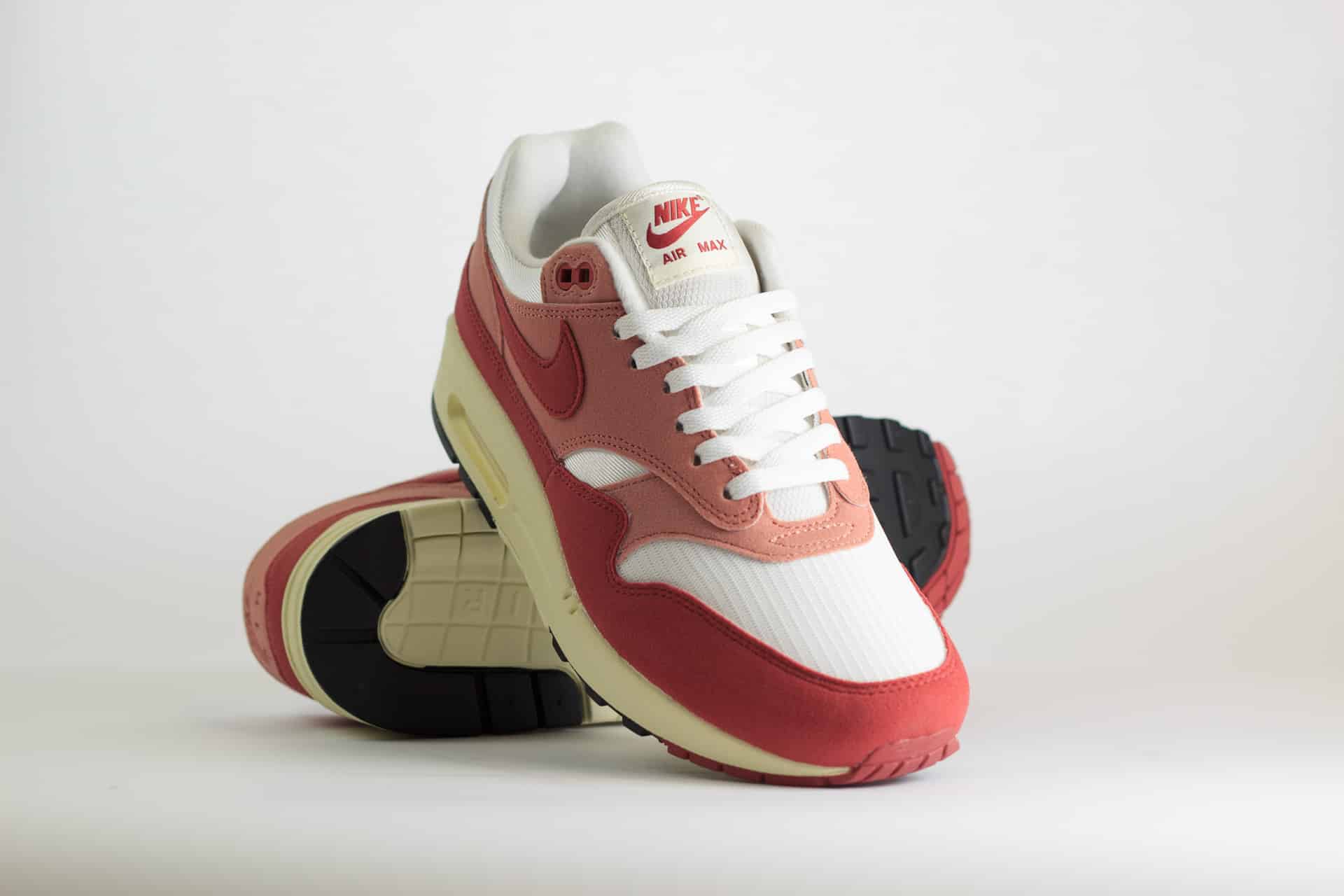 Nike Air Max 1 Red Stardust (W) – Rood/Wit/Roze Heren/Dames/Uniseks Sneakers – Vilt/Mesh - DZ2628-103 – Voorkant