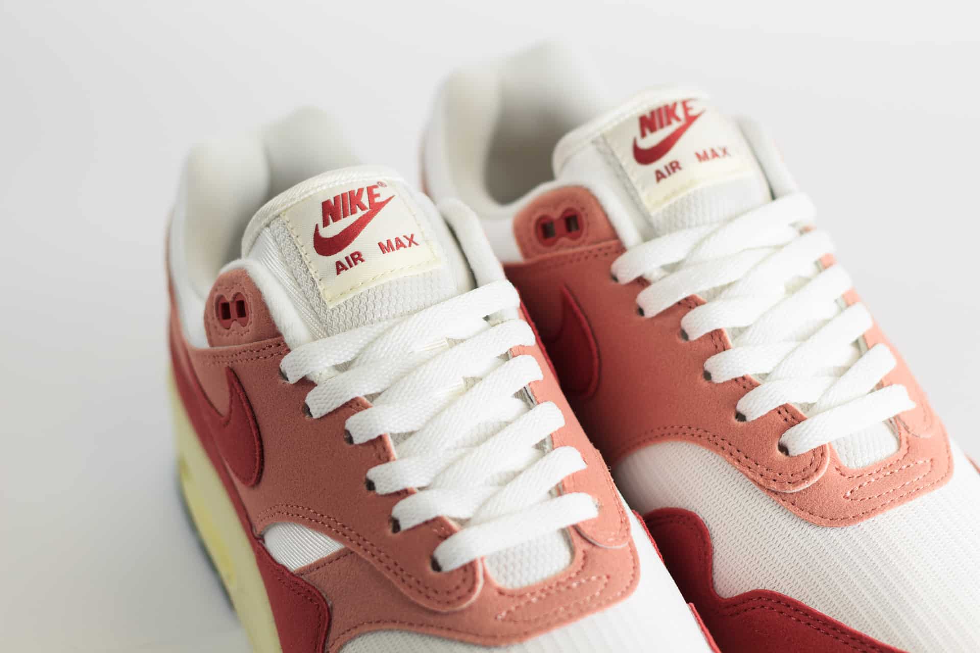 Nike Air Max 1 Red Stardust (W) – Rood/Wit/Roze Heren/Dames/Uniseks Sneakers – Vilt/Mesh - DZ2628-103 – Tong