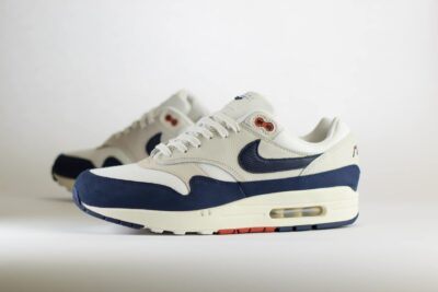 Nike Air Max 1 Rugged Obsidian (W) – Blauw/Obsidian/Wit Heren/Dames/Uniseks Sneakers – Leer/Suède - FD2370-110 – Zijkant