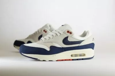 Nike Air Max 1 Rugged Obsidian (W) – Blauw/Obsidian/Wit Heren/Dames/Uniseks Sneakers – Leer/Suède - FD2370-110 – Zijkant