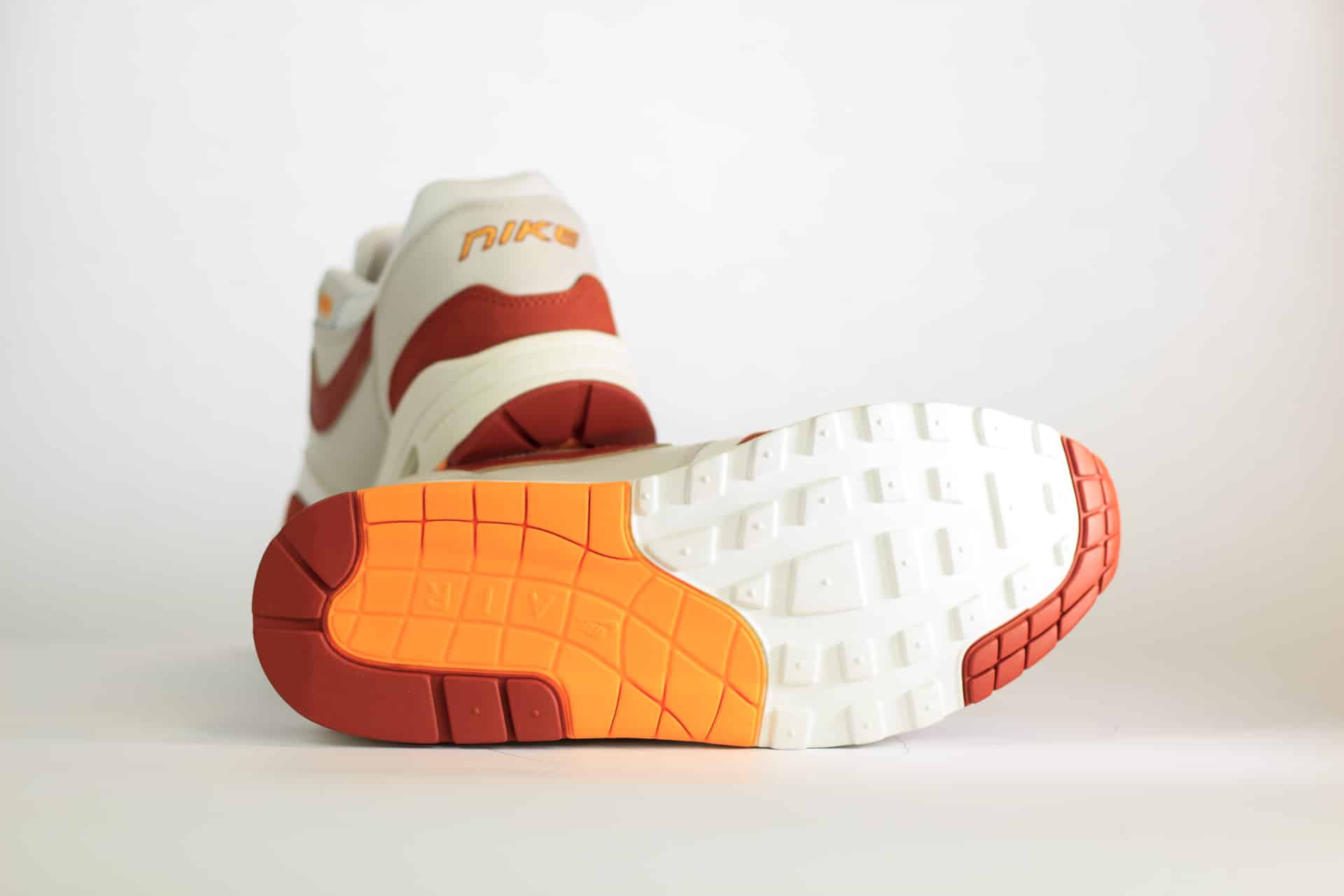 Nike Air Max 1 Rugged Orange (W) – Oranje/Wit Heren/Dames/Uniseks Sneakers – Leer/Suède - FD2370-100 – Onderkant