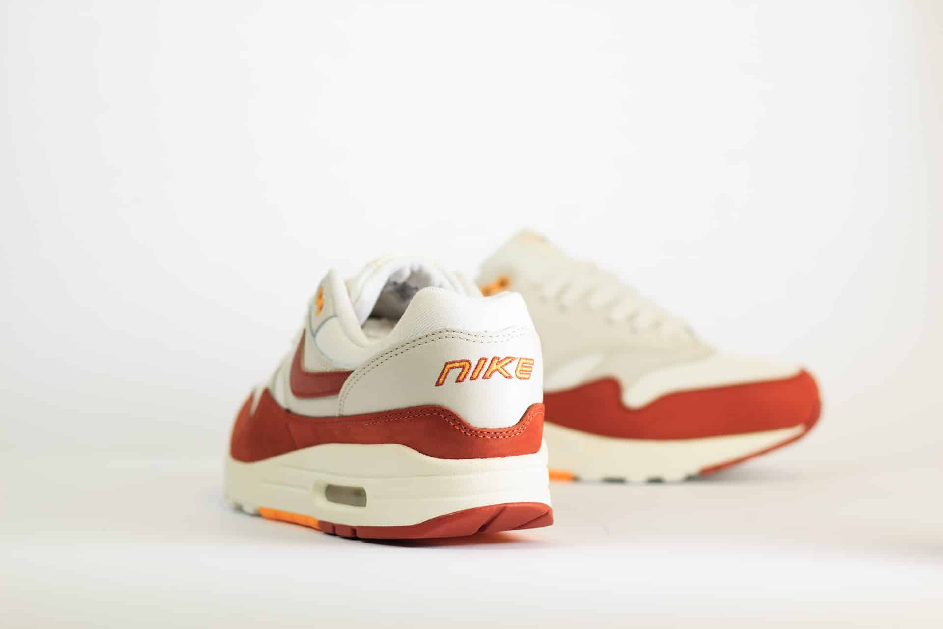 Nike Air Max 1 Rugged Orange (W) – Oranje/Wit Heren/Dames/Uniseks Sneakers – Leer/Suède - FD2370-100 – Achterkant