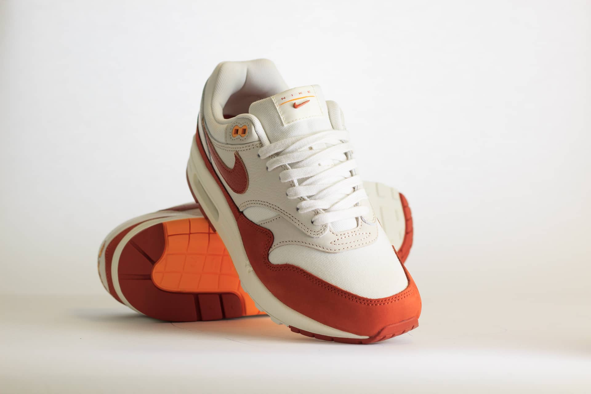 Nike Air Max 1 Rugged Orange (W) – Oranje/Wit Heren/Dames/Uniseks Sneakers – Leer/Suède - FD2370-100 – Voorkant