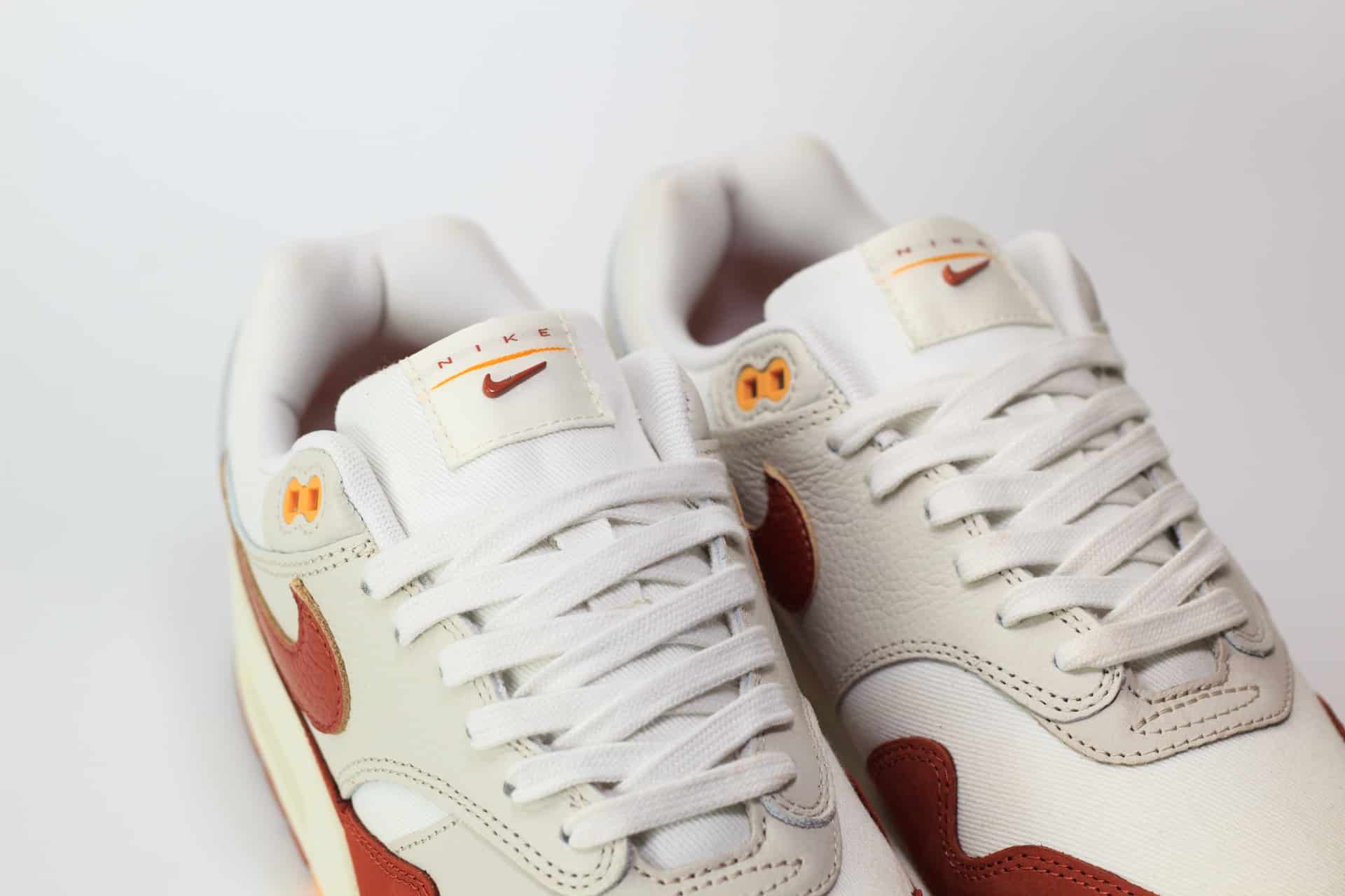 Nike Air Max 1 Rugged Orange (W) – Oranje/Wit Heren/Dames/Uniseks Sneakers – Leer/Suède - FD2370-100 – Tong