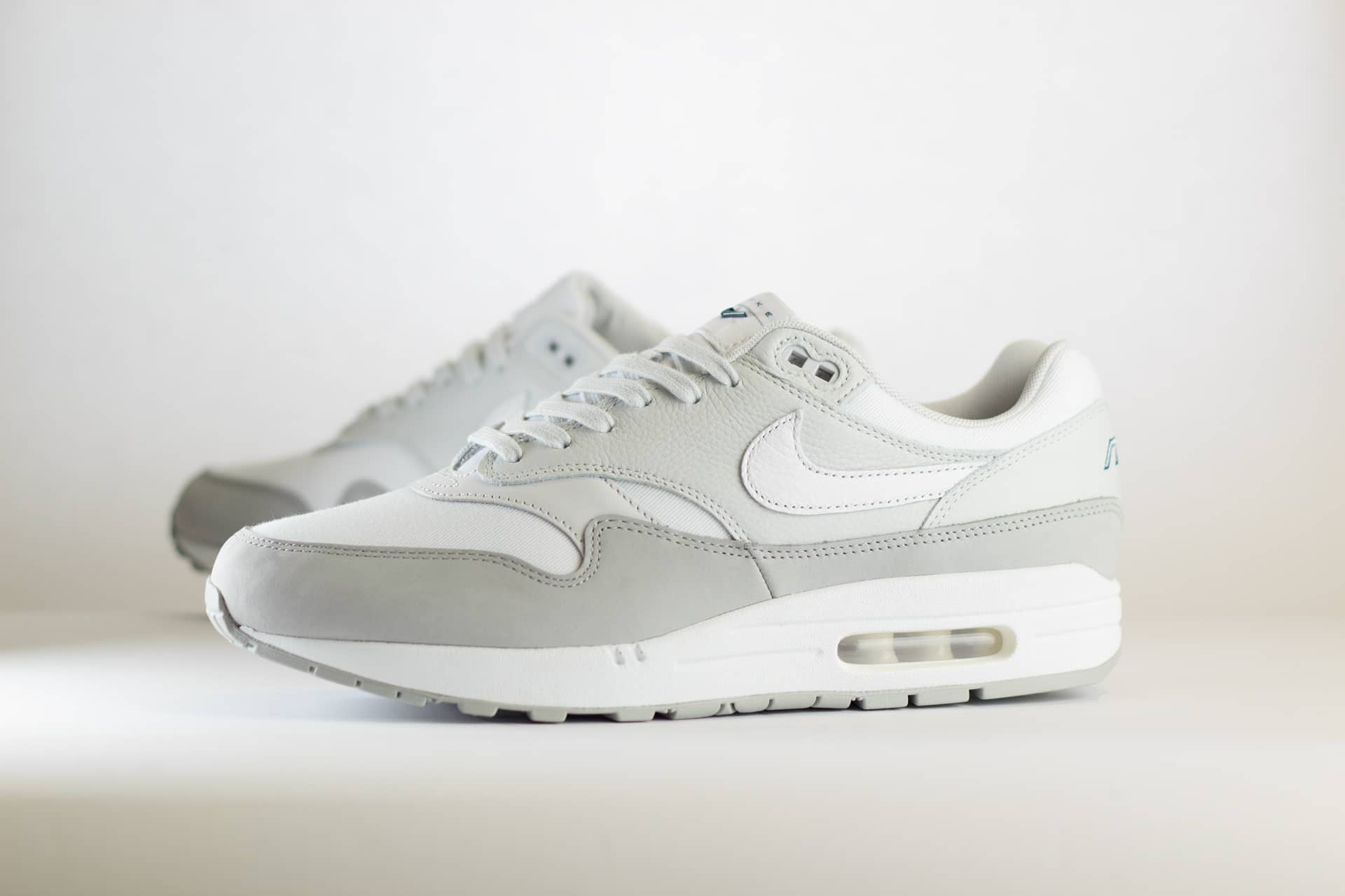 Nike Air Max 1 Rugged Smoke Grey (W) – Grijs/Wit Heren/Dames/Uniseks Sneakers – Leer - FN0564-001 – Zijkant