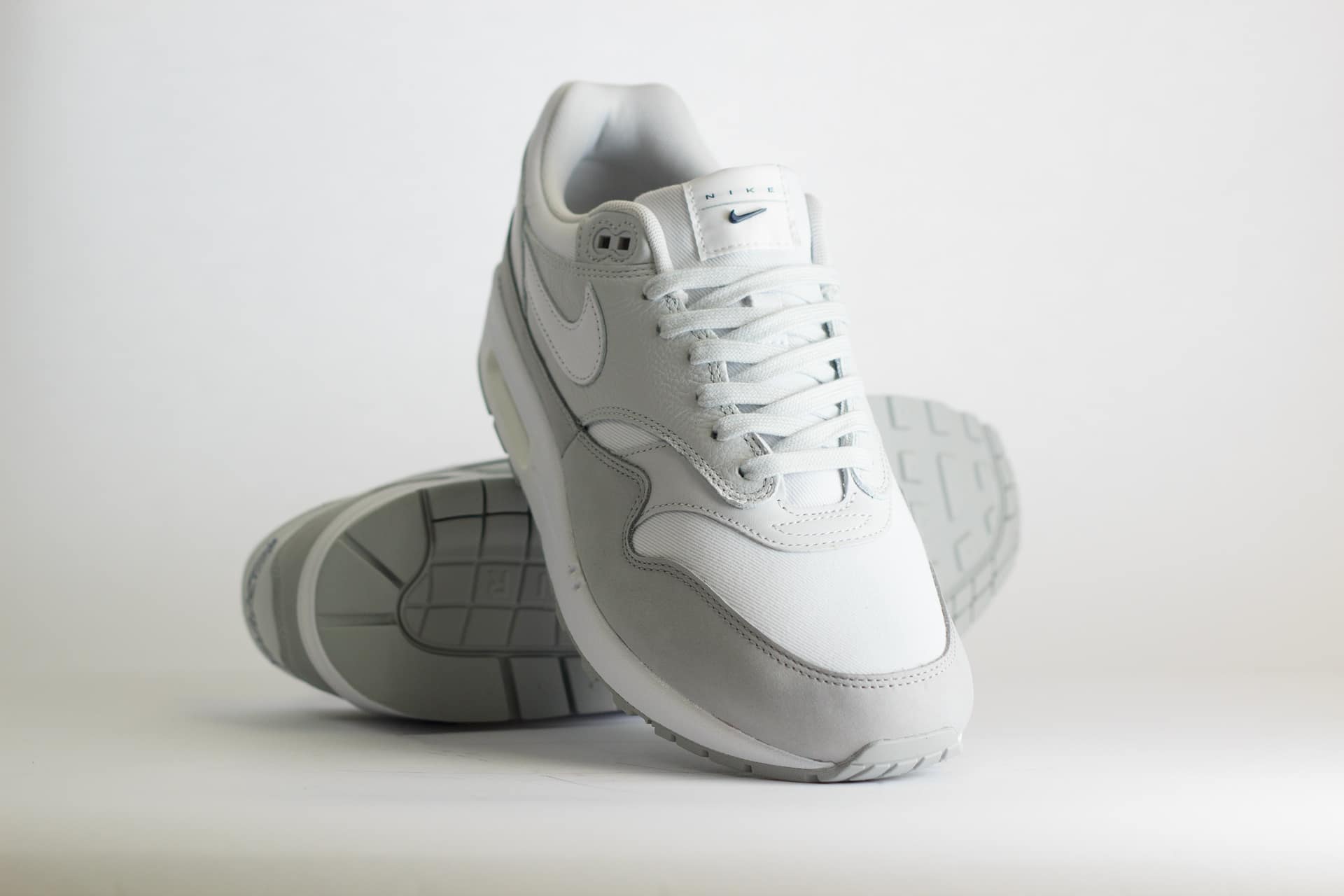 Nike Air Max 1 Rugged Smoke Grey (W) – Grijs/Wit Heren/Dames/Uniseks Sneakers – Leer - FN0564-001 – Voorkant