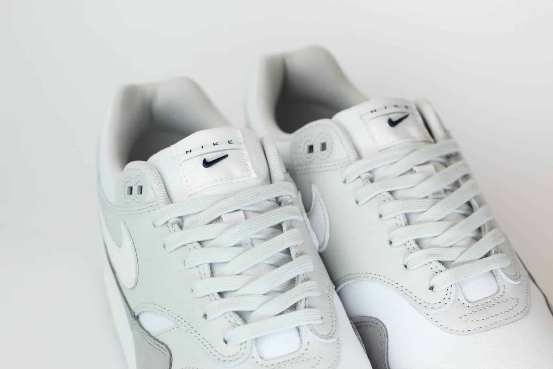 Nike Air Max 1 Rugged Smoke Grey (W) – Grijs/Wit Heren/Dames/Uniseks Sneakers – Leer - FN0564-001 – Tong