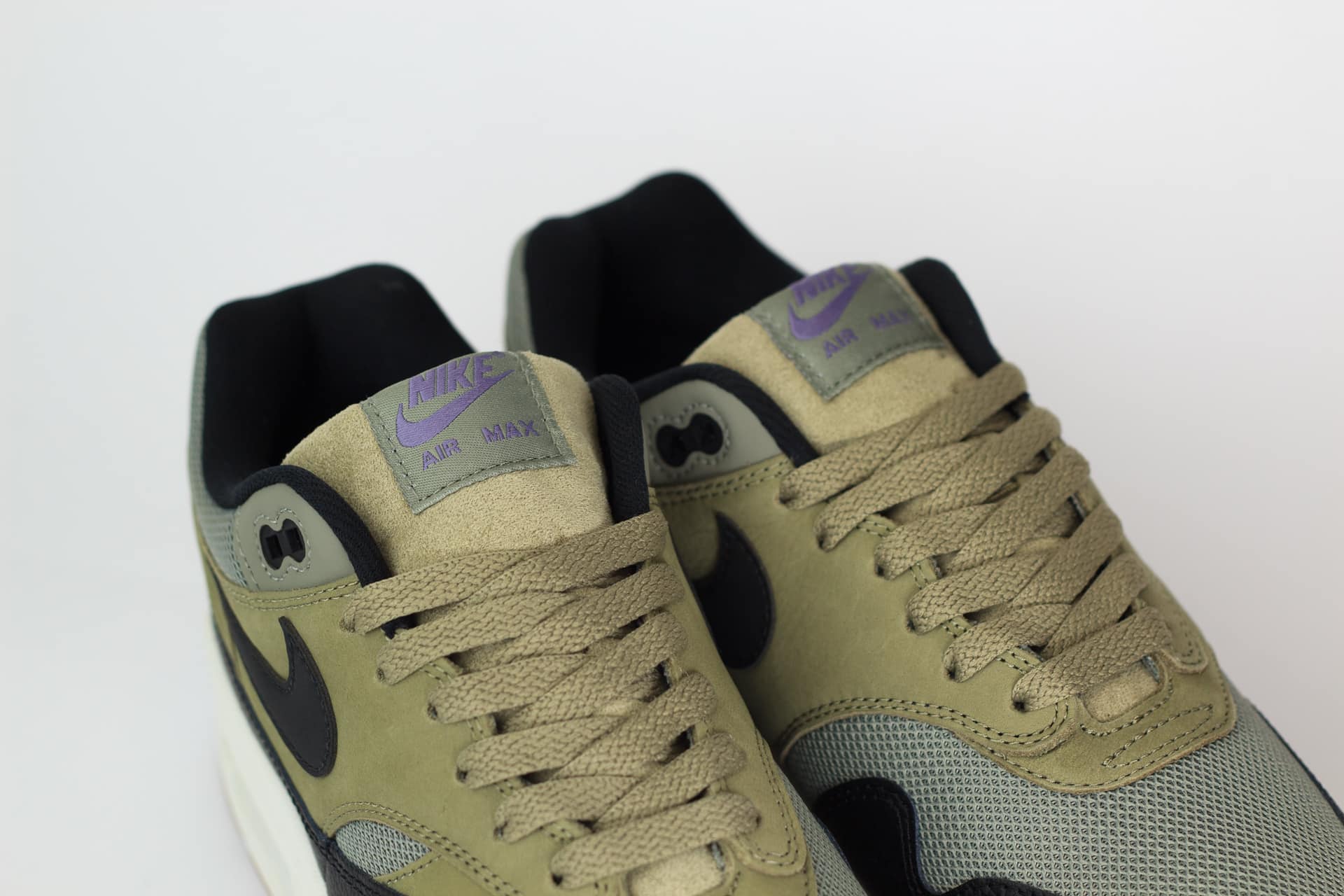 Nike Air Max 1 SC Dark Stucco – Groen/Zwart Heren/Dames/Uniseks Sneakers – Leer/Mesh - FB9660-003 – Tong
