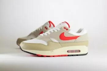 Nike Air Max 1 Since 72 – Rood/Wit/Beige Heren/Dames/Unisex Sneakers – Vilt/Leer - HF4312-100 – Zijkant